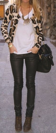 Si lo que quieres es lucir súper chic pero más casual, unos skiny negros y una shirt blanca, siempre serán un must. Combínalo con animal print y resaltará todo tu outfit.