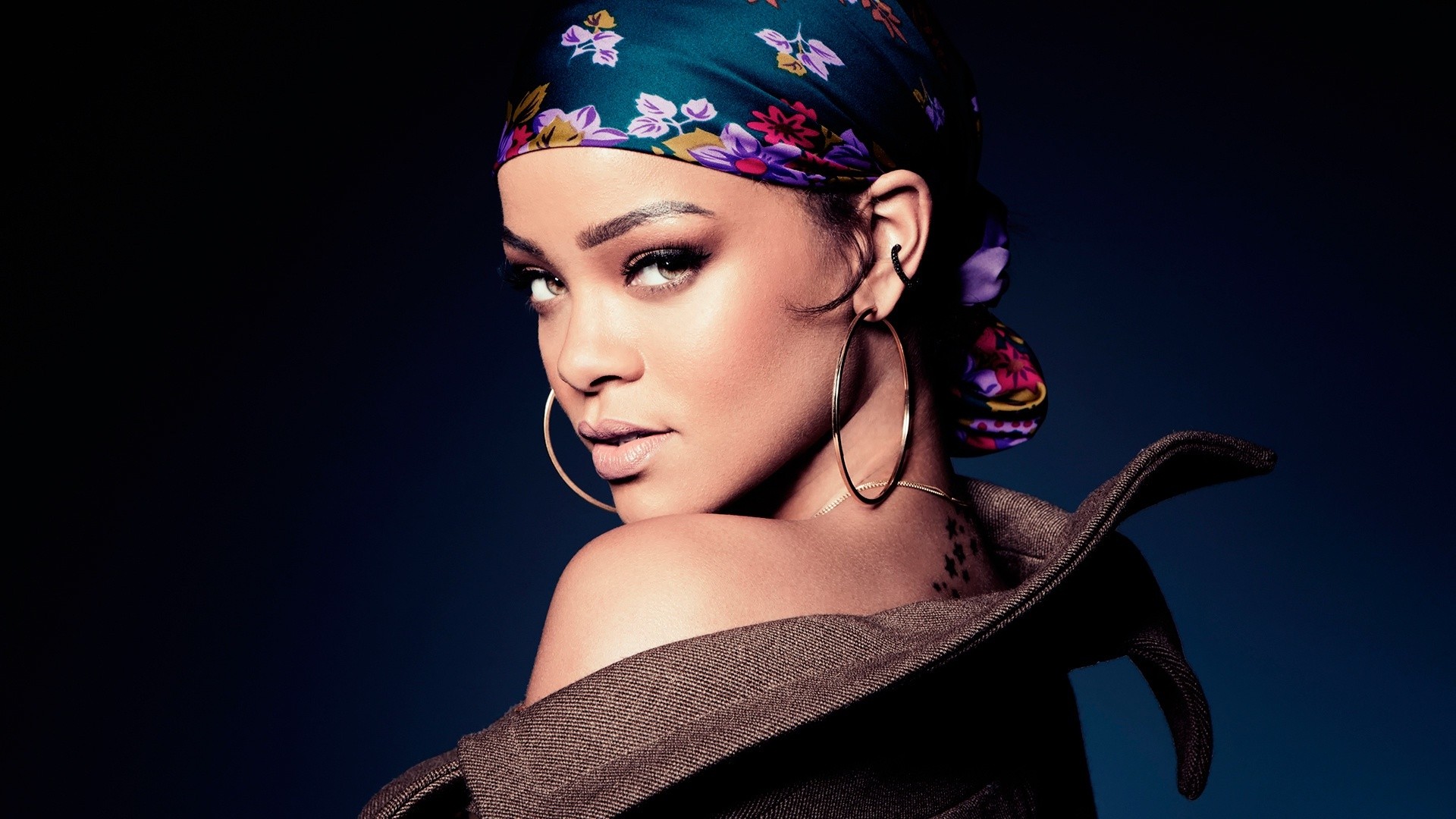 Rihanna-2016-03393