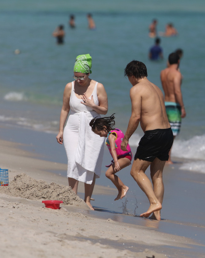 Photo © 2017 Mega/The Grosby Group EXCLUSIVE Miami, February 26, 2017. Laura Pausini and husband Paolo Carta enjoy Miami beaches with daughter Paola. The singers look like pregnant.