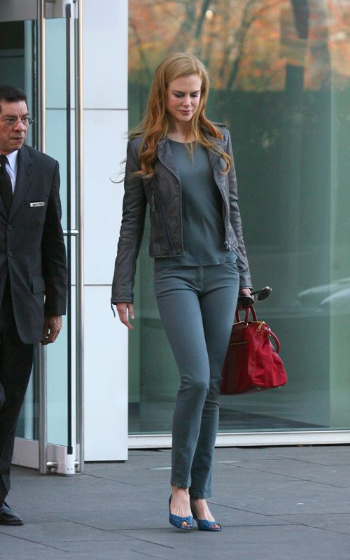 November 16, 2009: Nicole Kidman spotted leaving her New York City apartment today. Credit: INFphoto.com  Ref: infusny-93