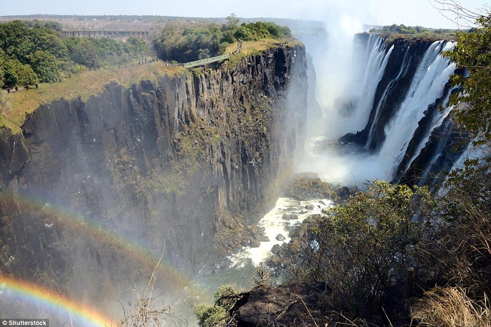 Las Cataratas Victoria, en la frontera entre Zambia y Zimbabwe, se pueden ver dobles arco íris flotando