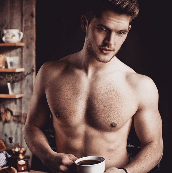 Hombres tomando café, ¡la trend que enciende Instagram 
