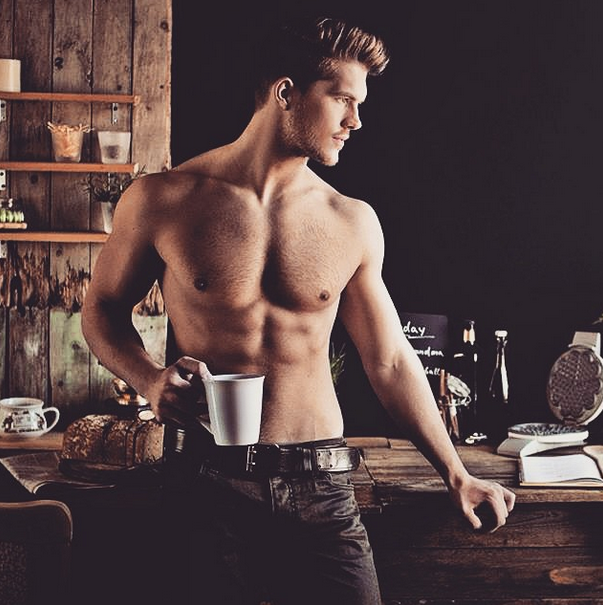 Hombres tomando café, ¡la trend que enciende Instagram 