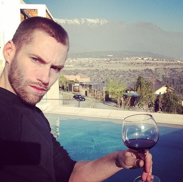 Hombres tomando vino, ¡la trend que enciende Instagram 