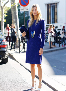 5 outfits con azul rey que te harán sentir sentir sofisticada - EstiloDF