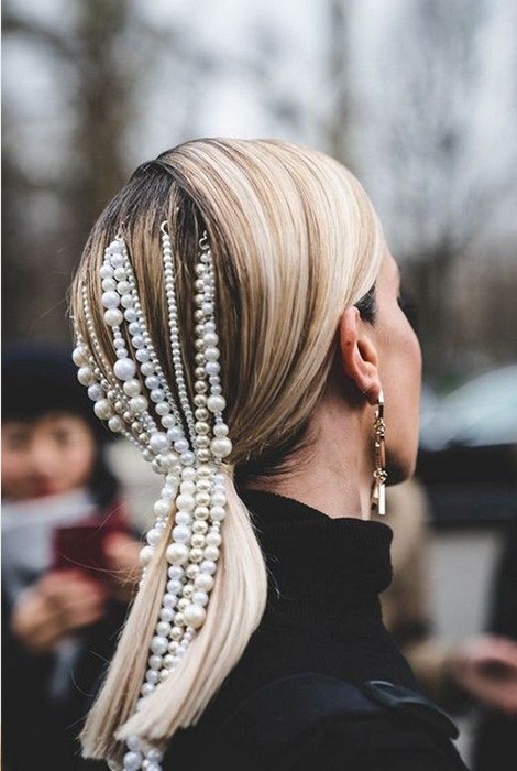 3 peinados con perlas para tu fiesta de empresa que son tendencia