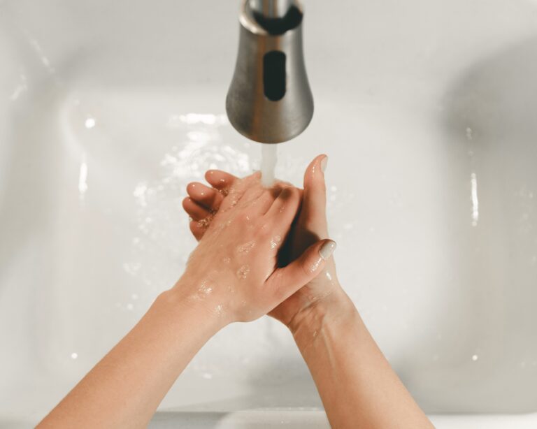 Con esto nos invita a no entrar en paranoia pero sí adoptar de manera correcta el hábito de lavado de manos para evitar, no solo el COVID-19, sino muchas otras enfermedades que se transmiten porque no tenemos una buena higiene de manos. 