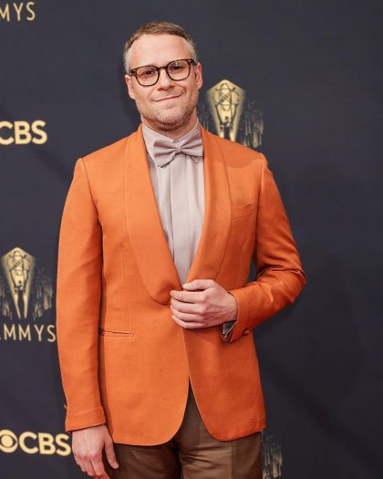 Seth Rogen con saco color canela