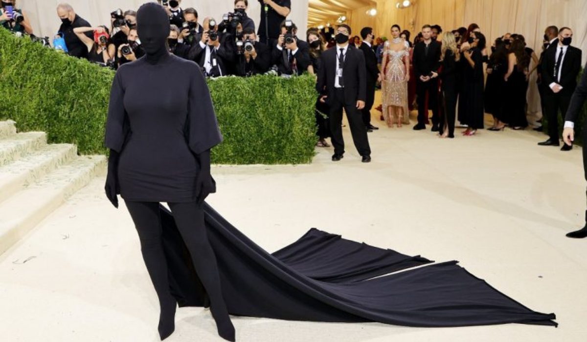 Kim Kardashian vestida de negro para el Met Gala