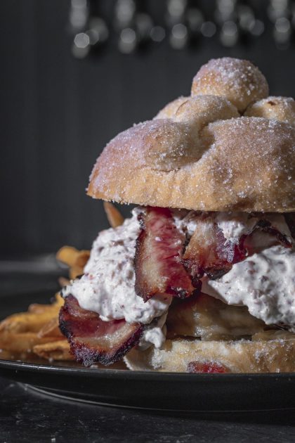 hamburguesa de pan de muerto con tocino