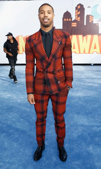 Michael B. Jordan en traje rojo a cuadros