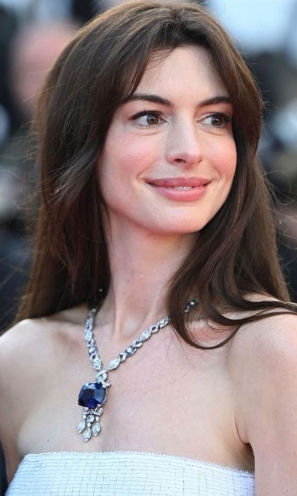 El lujoso collar de Anne Hathaway en Cannes
