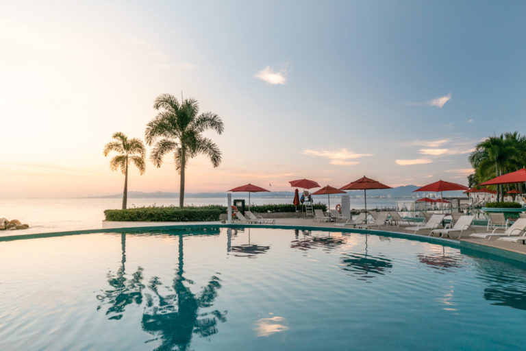 Hilton Vallarta Riviera All-Inclusive Resort es un hotel que cuenta con espacios para adultos y familias