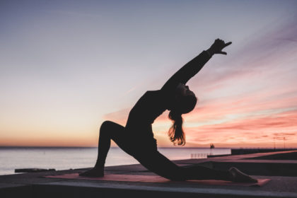 ¡Dile adiós al estrés! Encuentra el equilibrio haciendo yoga