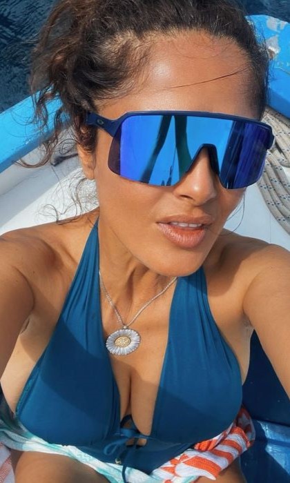 Salma Hayek marca tendencia con sus gafas de sol rectangulares