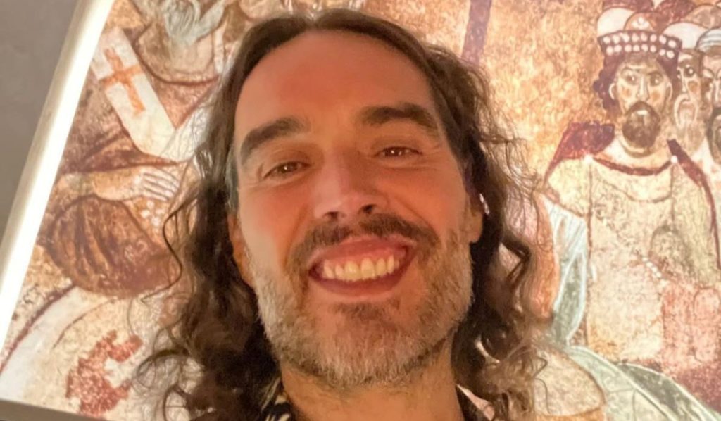 Russell Brand, exesposo de Katy Perry,  es acusado formalmente de violación y agresiones sexuales